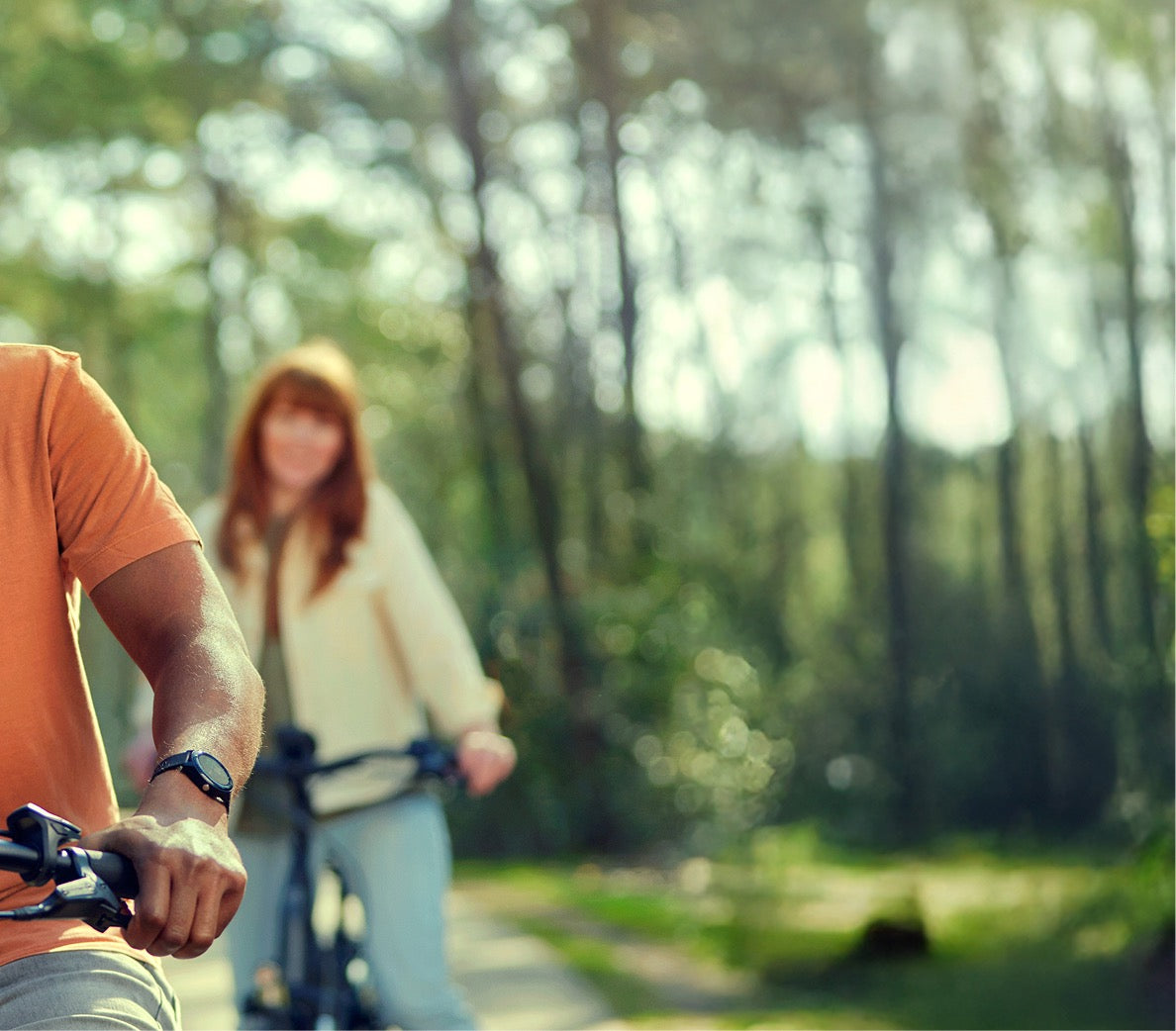Vrouw op een tweedehands e-bike op een bospad
