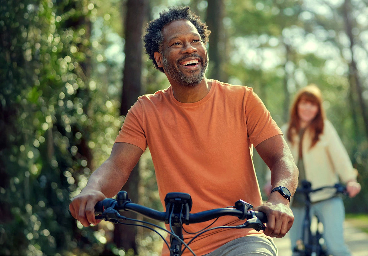 Man op een tweedehands e-bike, goed verzekerd onderweg