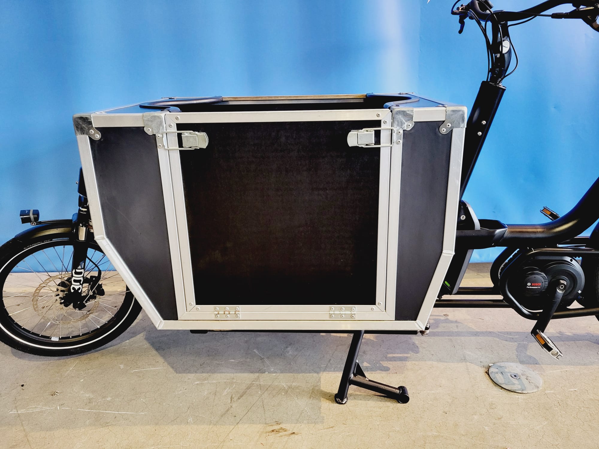 1000Km - Urban Arrow Cargo L - Bosch Perf Line - BD met Denting Flightcase