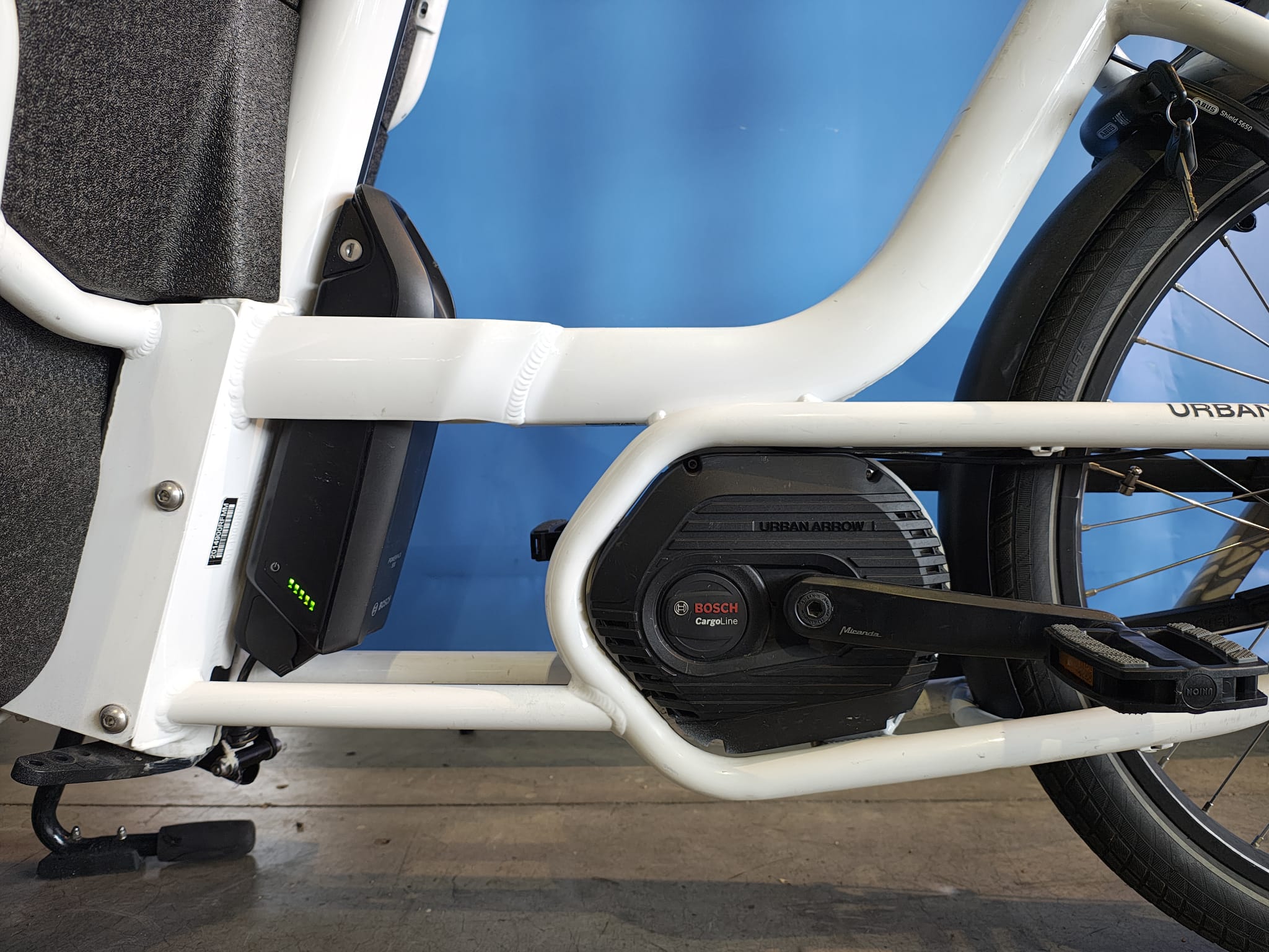 VERKOCHT Urban Arrow Shorty Bosch Cargo Line Middenmotor 500Wh!