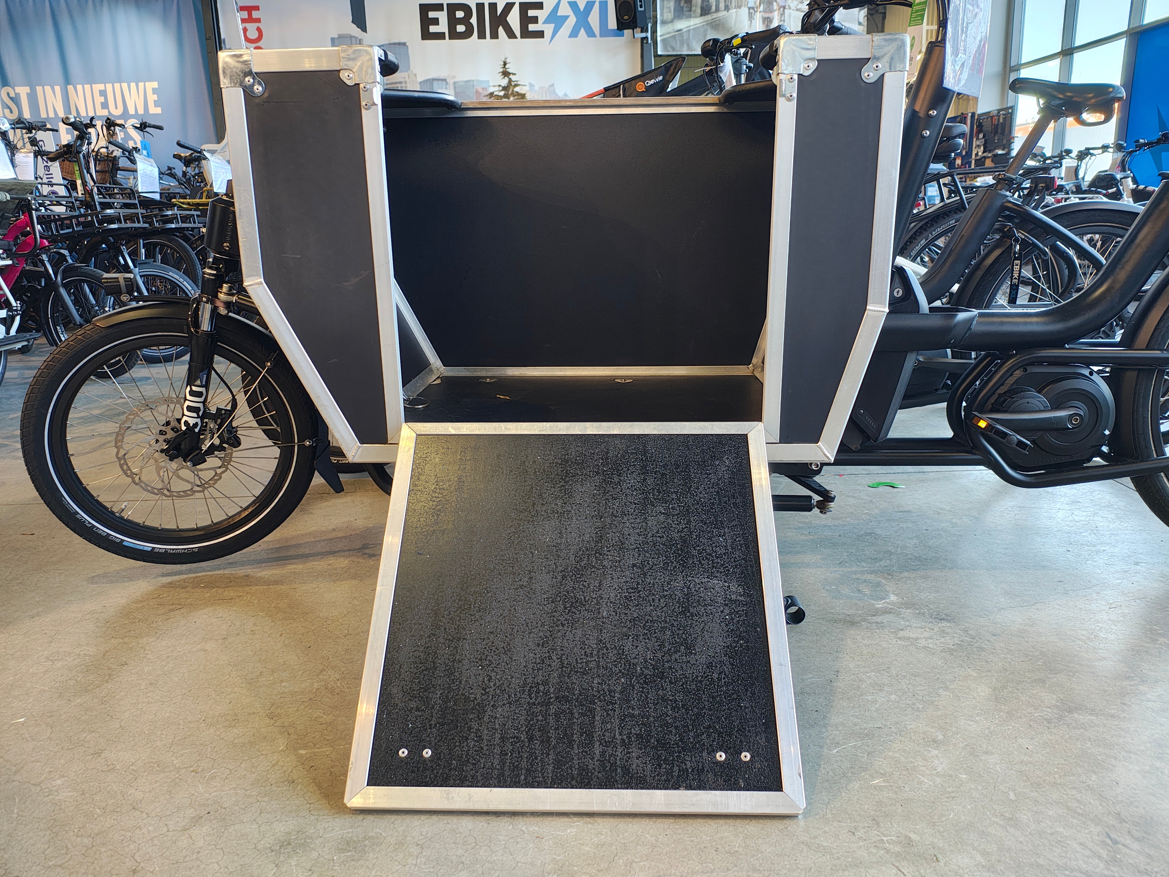 1000Km - Urban Arrow Cargo L - Bosch Perf Line - BD met Denting Flightcase