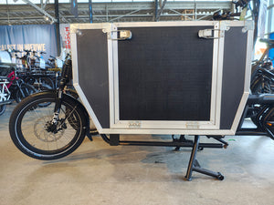 1000Km - Urban Arrow Cargo L - Bosch Perf Line - BD met Denting Flightcase