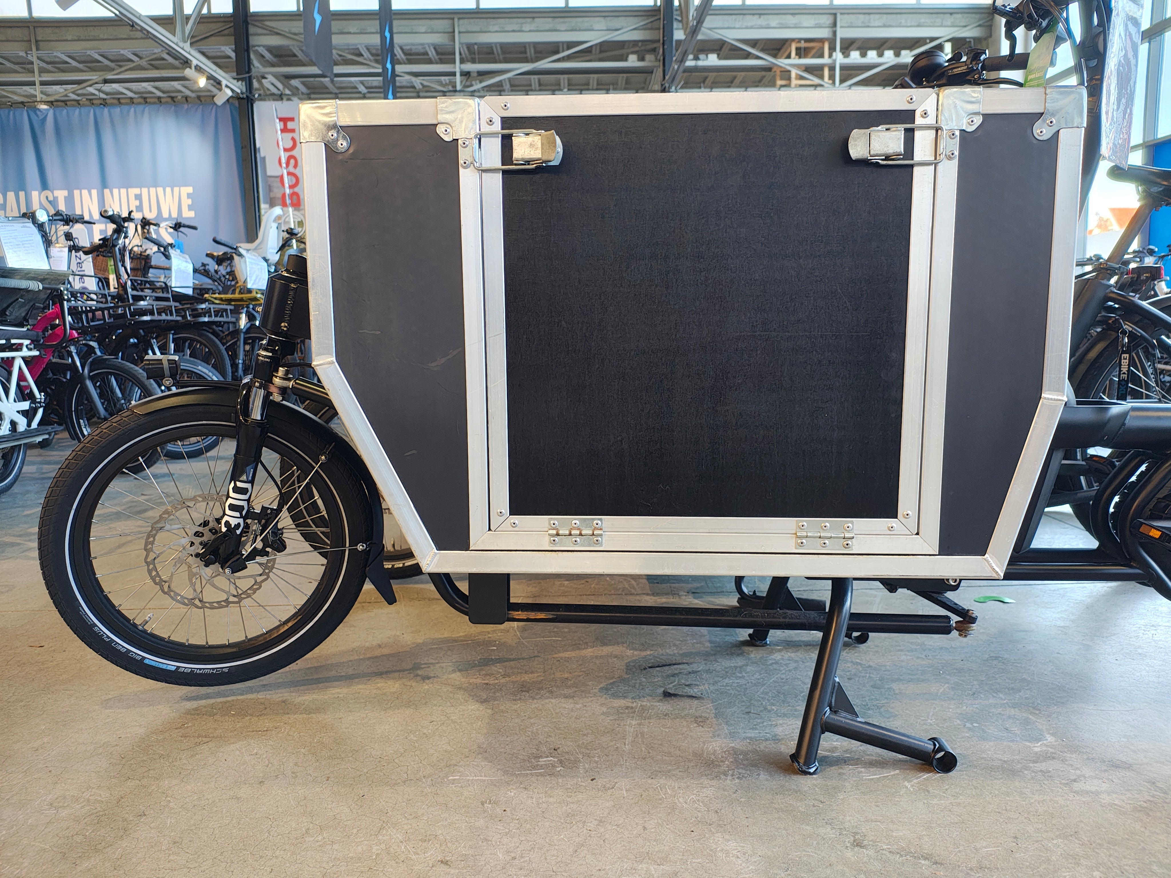 1000Km - Urban Arrow Cargo L - Bosch Perf Line - BD met Denting Flightcase