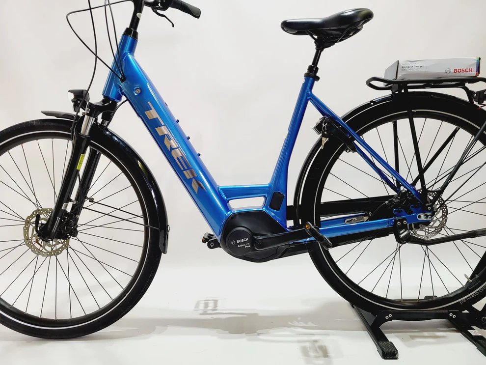 Trek District+ 6 Bosch Active Line Plus Middenmotor Lage instap Blauw 55cm