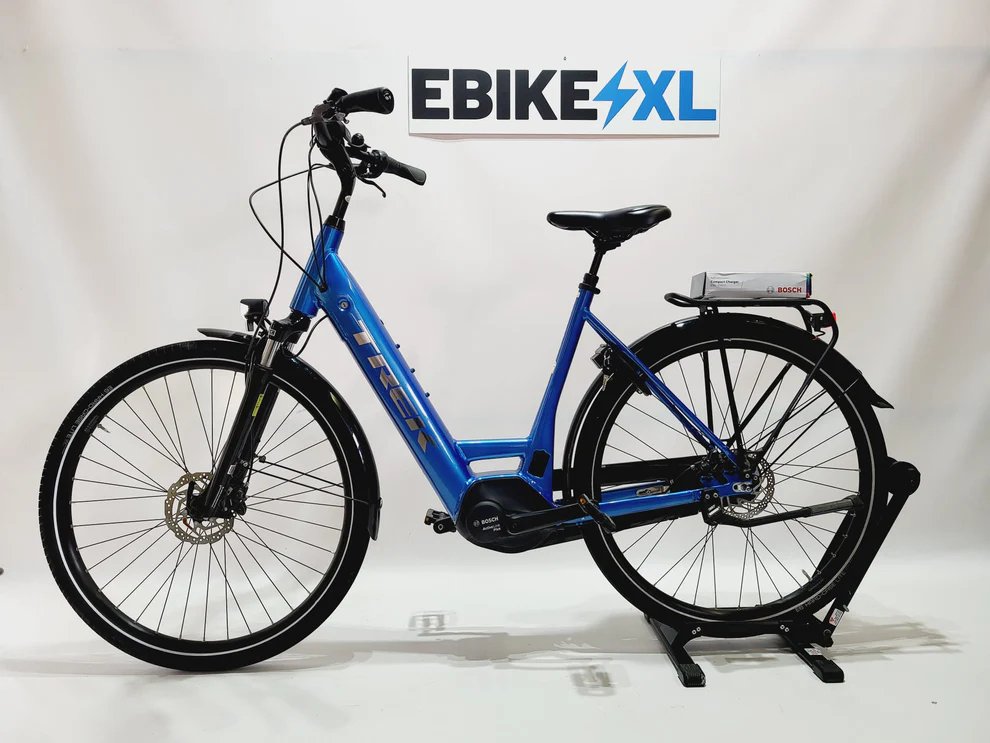 Trek District+ 6 Bosch Active Line Plus Middenmotor Lage instap Blauw, elektrische fiets, zijaanzicht