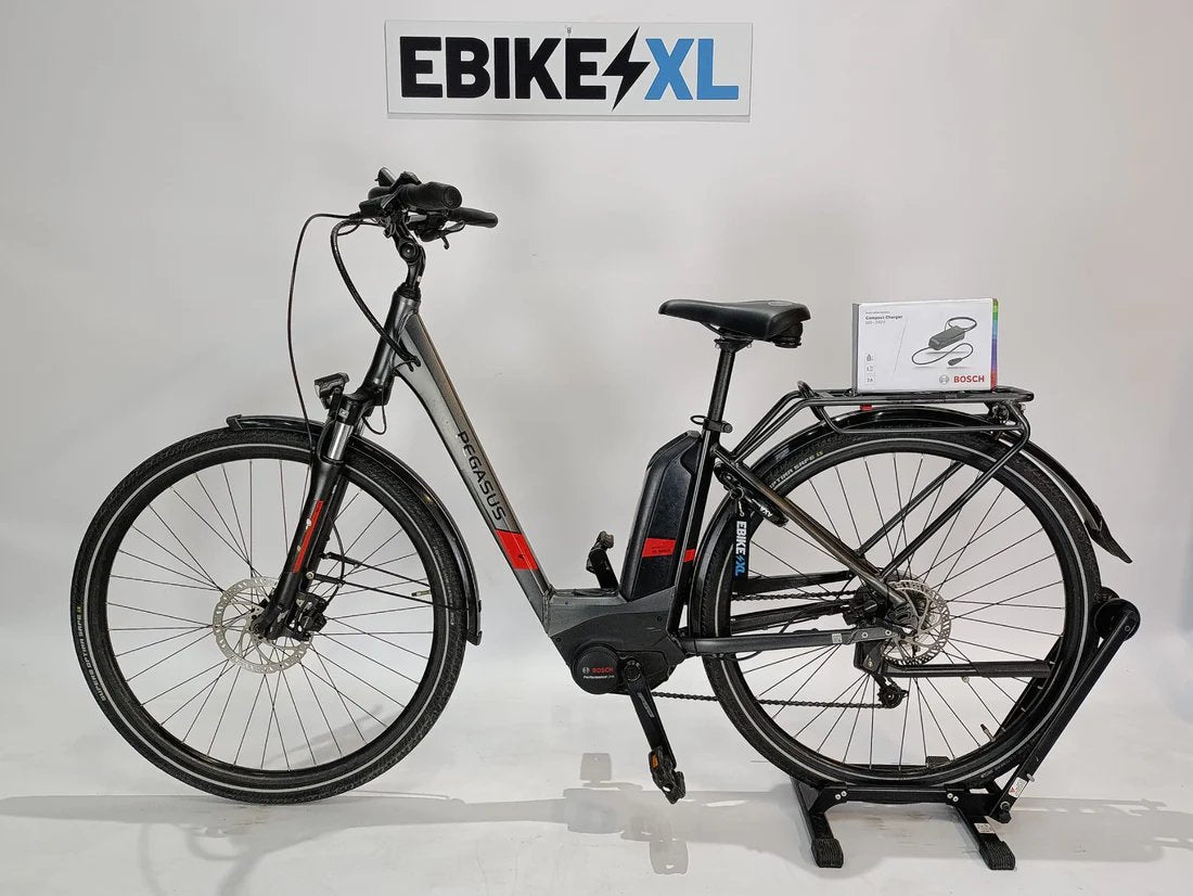 Pegasus Solero E9 Bosch Performance Line Middenmotor Lage instap Grijs / Rood, elektrische fiets, zijaanzicht