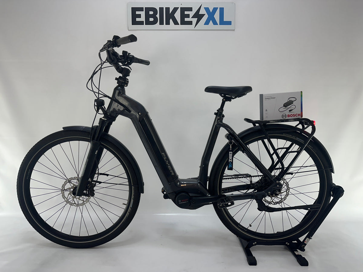 Tweedehands Flyer Gotour 6 met lage instap en Bosch Performance Line in de showroom van eBikeXL