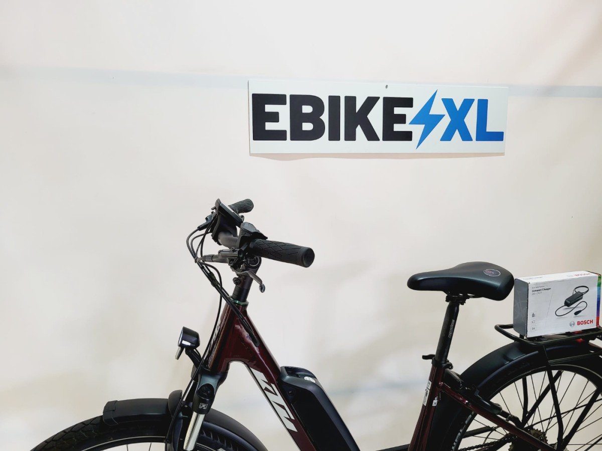 Stuur en frame van een tweedehands KTM Macina Gran in de showroom van eBikeXL